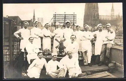 Foto-AK Köln, Konditoreilehrlinge mit Kuchen-Windmühle vor dem Dom, 1921