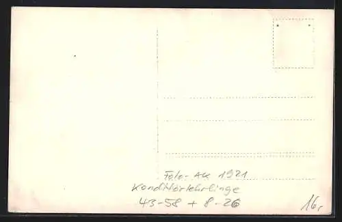 Foto-AK Köln, Konditoreilehrlinge mit Kuchen-Windmühle vor dem Dom, 1921