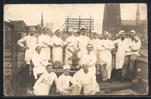 Foto-AK Köln, Konditoreilehrlinge mit Kuchen-Windmühle, Gruppenfoto, 1921