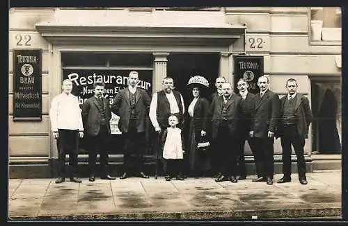 Foto-AK Hamburg-Neustadt, Vorsetzen 10, Restaurant mit Angestellten und Teutonia-Bräu-Reklame, 1910