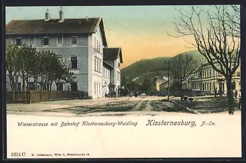 AK Klosterneuburg /N.-Oe., Wienerstrasse mit Bahnhof Klosterneuburg-Weidling