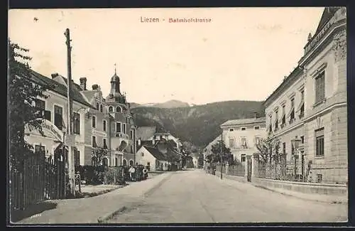 AK Liezen, Bahnhofstrasse mit Öffentlichem Garten, Turmgebäude und Bergpanorama