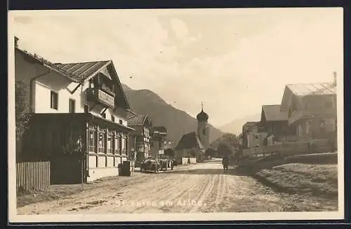 AK St. Anton a. Arlberg, Strassenpartie mit Blick zur Kirche