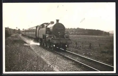 AK Englische Eisenbahn fährt durch beschauliche Landschaft