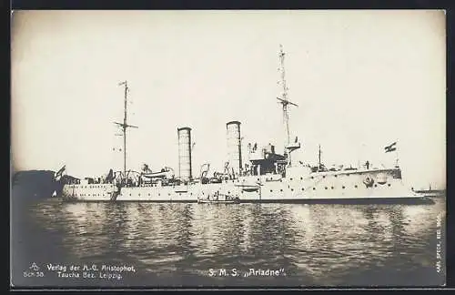 AK Kriegsschiff SMS Ariadne nahe der Küste