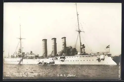 AK Kriegsschiff S.M.S. Berlin mit einem Beiboot im Wasser