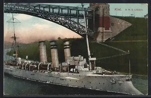 AK Kriegsschiff S.M.S. Lübeck passiert eine Brücke