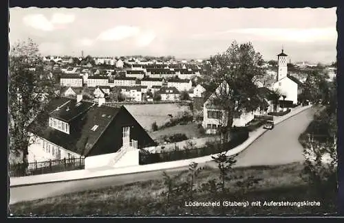 AK Lüdenscheid /Staberg, Strassenpartie mit Auferstehungskirche und Teilansicht