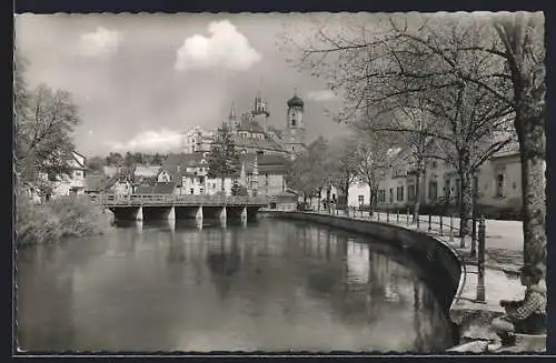 AK Sigmaringen, Uferpartie mit Brücke und Blick zum Schloss