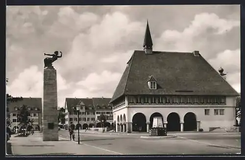 AK Freudenstadt /Schwarzwald, Stadthaus mit Gedenksäule