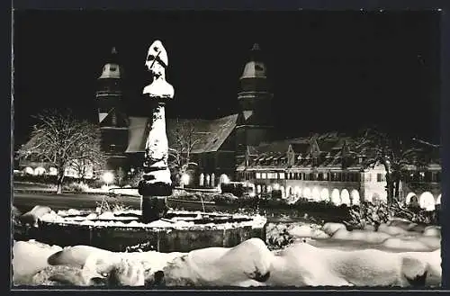 AK Freudenstadt /Schwarzwald, Marktplatz mit Stadtkirche und Backhausbrunnen nachts im Winter