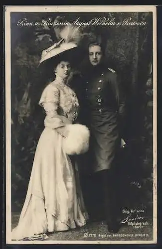 AK Prinz und Prinzessin August Wilhelm in Uniform und elegantem Kleid