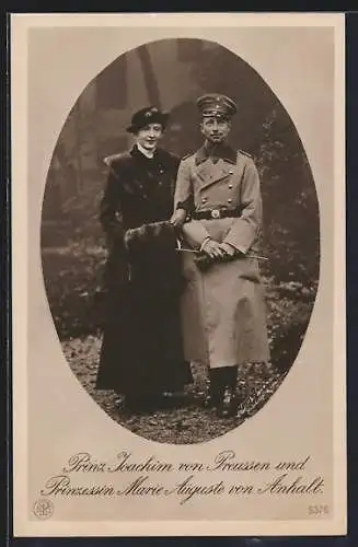 AK Prinz Joachim von Preussen mit Prinzessin Marie Auguste bei einem Spaziergang