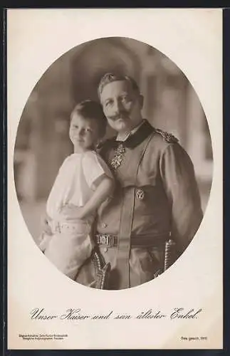 AK Kaiser Wilhelm II. in Uniform mit Orden hält seinen ältesten Enkel im Arm