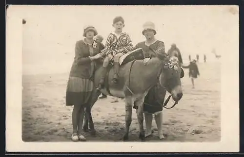 Foto-AK Zwei Damen mit Knabe auf einem Esel am Strand