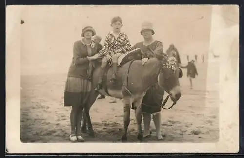 Foto-AK Zwei Damen mit Knabe auf einem Esel am Meer