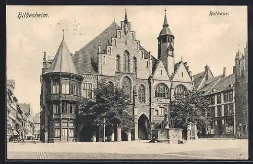 AK Hildesheim, Rathaus mit Marktplatz und Brunnen