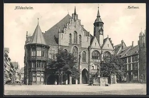 AK Hildesheim, Rathaus mit Marktplatz und Brunnen