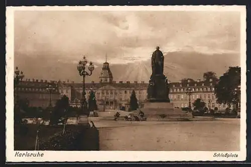 AK Karlsruhe, Schlossplatz mit Denkmal