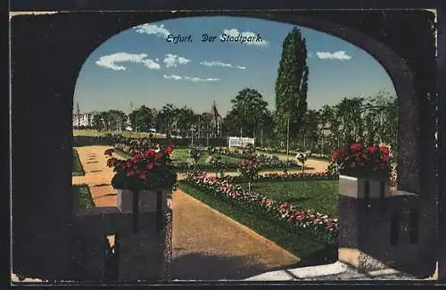 AK Erfurt, Stadtpark durch Torbogen gesehen