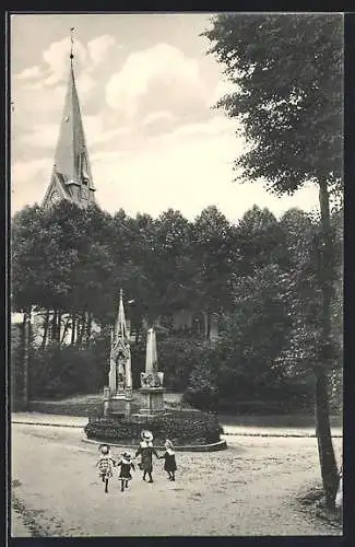 AK Fallingbostel, Kinder am Denkmal