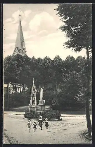 AK Fallingbostel, Kinder am Denkmal