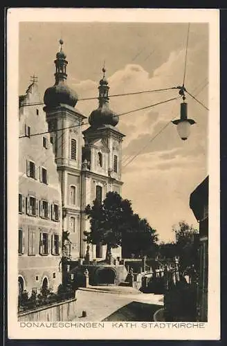 AK Donaueschingen, Katholische Stadtkirche von der Strasse aus