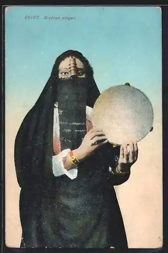 AK Ägypten, Arabische vollverschleierte Sängerin mit Handtrommel