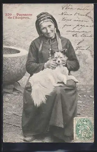 AK Aveyron, Paysanne, Französin in Tracht d. Pyrenäen / Pyrénées mit Hund