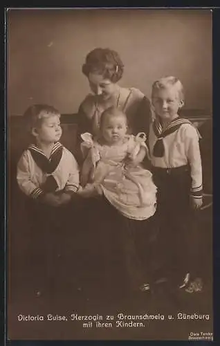 AK Victoria Louise Herzogin von Braunschweig und Lüneburg mit ihren Kindern