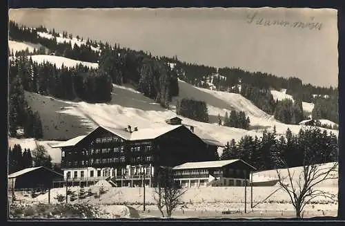 AK Saanenmöser, Blick aufs Sporthotel im Schnee