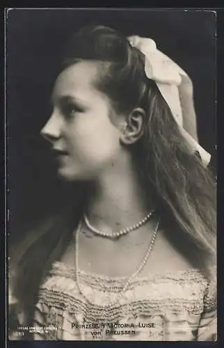 AK Victoria Louise Herzogin von Braunschweig mit Perlenschmuck und weisser Schleife im Haar