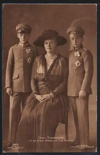 AK Kronprinz Wilhelm von Preussen und Louis Ferdinand in Uniform mit Orden und Schirmmütze