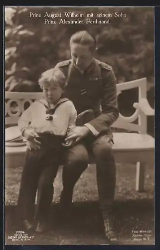 AK Prinz August Wilhelm von Preussen in Uniform auf einer Parkbank m. seinem Sohn Alexander Ferdinand in Matrosenkleidung