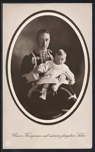 AK Kronprinz Wilhelm von Preussen in Uniform hält die Hand seines jüngsten Sohnes auf dem Schoss