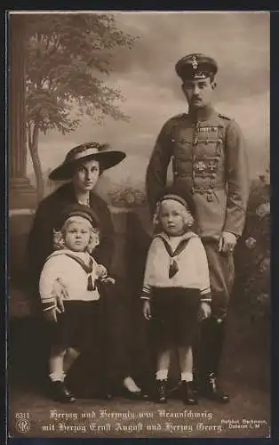 AK Herzog Ernst August von Braunschweig in Husaren-Uniform mit seiner Familie