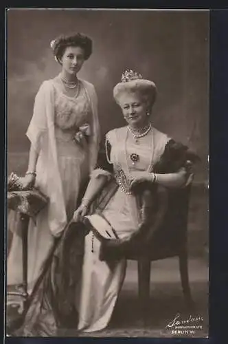 Foto-AK Kaiserin Auguste Victoria von Preussen auf Sessel und Prinzessin Viktoria Luise von Preussen