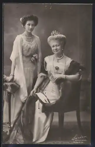 Foto-AK Kaiserin Auguste Victoria von Preussen auf Sessel und Prinzessin Viktoria Luise von Preussen