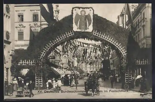 AK München, XV. Deutsches Bundesschiessen, Strassenpartie mit Geschäften im Festschmuck