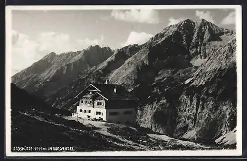 AK Pfeishütte, Blick auf die Hütte mit Gebirgspanorama