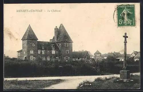 AK Messey-sur-Grosne, Le Château et croix en pierre devant le village