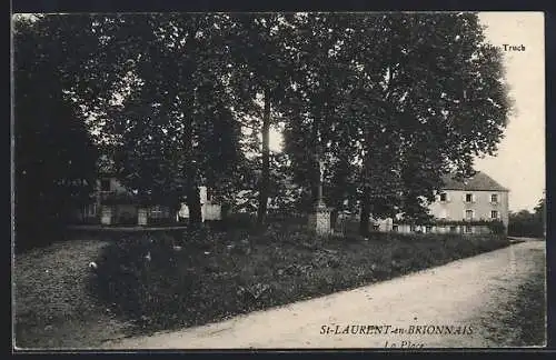 AK Saint-Laurent-en-Brionnais, La Place avec arbres et bâtiments adjacents