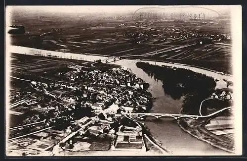 AK Veroun-s.-le-Doubs, Vue aérienne du village et de la rivière avec ponts et paysages agricoles