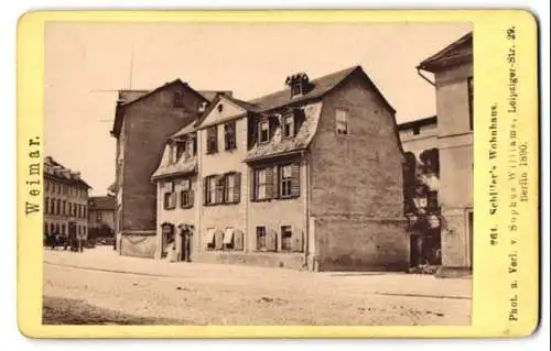 Fotografie Sophus Williams, Berlin, Ansicht Weimar, Strassenpartie mit Schillers Wohnhaus