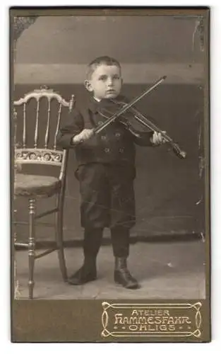 Fotografie Atelier Hammersfahr, Ohligs, junger Knabe spielt Geige / Violine in Knickerbocker Hosen