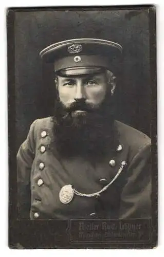 Fotografie Rud. Löbner, München, bayerischer Postbote / Postbeamter in Uniform mit Medaille und Vollbart