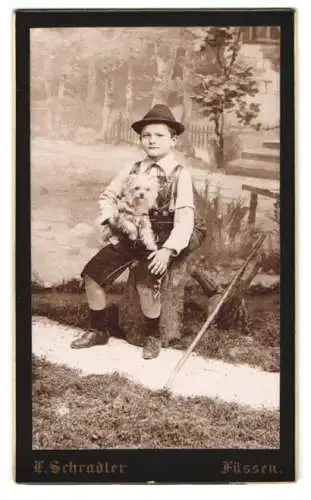 Fotografie L. Schradler, Füssen, junger Knabe Hans von Pechmann in bayr. Tracht mit Lederhose und Hund auf dem Schoss