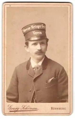 Fotografie Georg Schönau, Nürnberg, junger Mann vom Schweine Metzger Gehilfen Verein 1887 mit Vereinsmütze