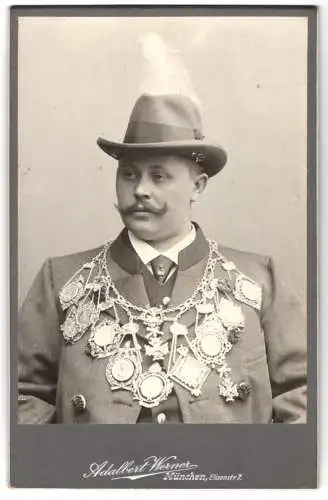 Fotografie Adalbert Werner, München, bayerischer Schützenkönig mit Schützenkette und Hut