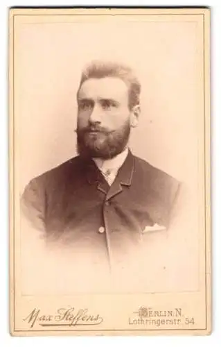 Fotografie Max Steffens, Berlin, Marine-Ingenieur Karl Friedrichs im Anzug